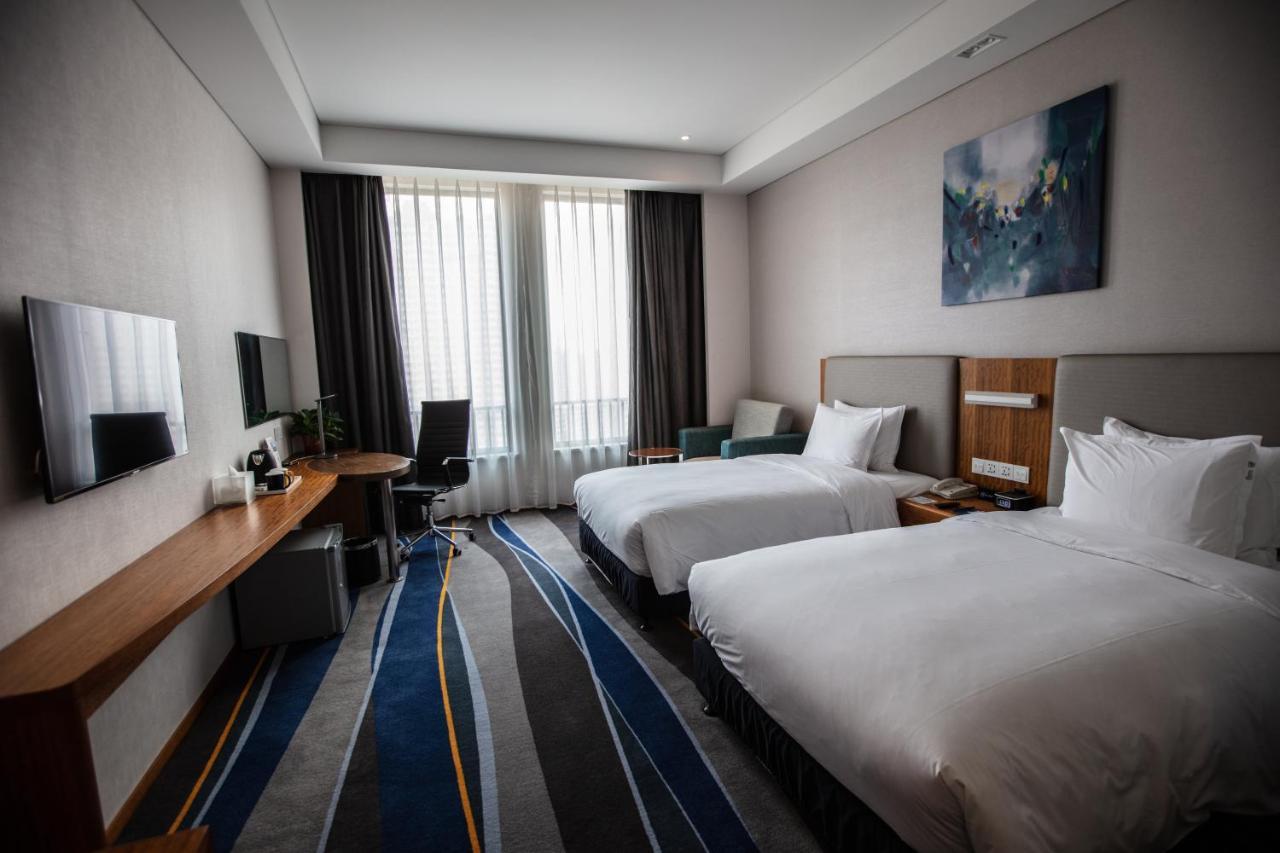 Holiday Inn Express Luoyang Xiyuan Exterior photo
